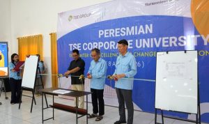 Pengguntingan pita sekaligus meluncurkan TSE Corporate University – Surya Papua/IST