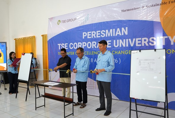 Pengguntingan pita sekaligus meluncurkan TSE Corporate University – Surya Papua/IST