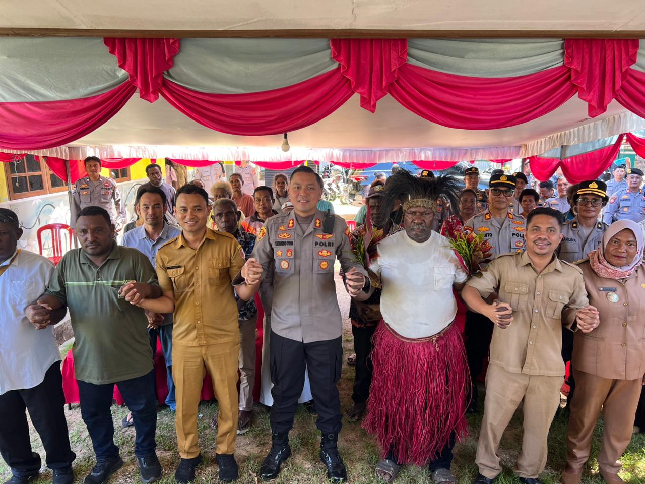 Foto bersama usai peresmian Pospol Samkai, Kelurahan Samkai, Kabupaten Merauke – Surya Papua/IST
