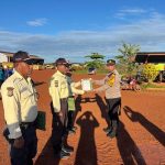 Penyerahan penghargaan oleh Kapolsek Muting kepada tiga sekuriti – Surya Papua/IST
