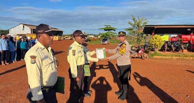 Penyerahan penghargaan oleh Kapolsek Muting kepada tiga sekuriti – Surya Papua/IST