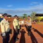 Penyerahan penghargaan oleh Kapolsek Muting kepada tiga sekuriti – Surya Papua/IST