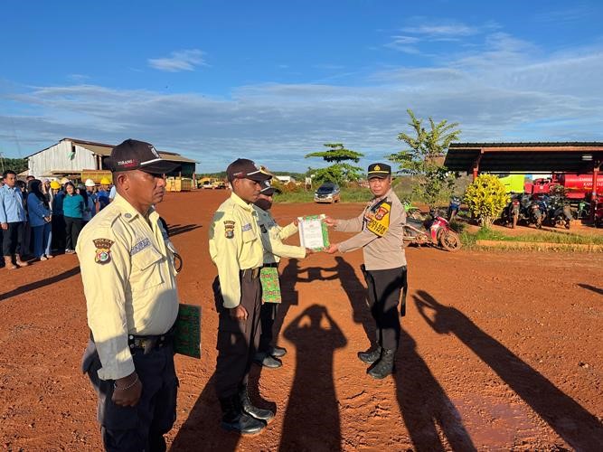 Penyerahan penghargaan oleh Kapolsek Muting kepada tiga sekuriti – Surya Papua/IST
