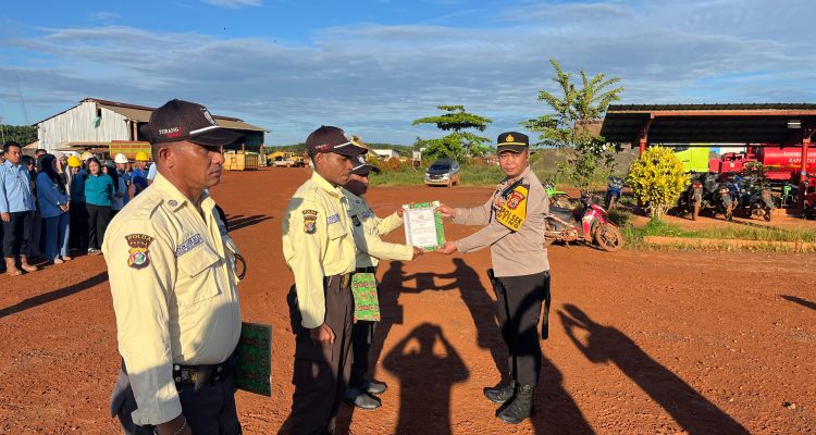 Penyerahan penghargaan oleh Kapolsek Muting kepada tiga sekuriti – Surya Papua/IST