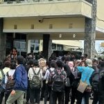 Para mahasiswa-mahasiswi seang nelakukan orasi di Gedung Rektorat Unmus Merauke – Surya Papua/Frans Kobun