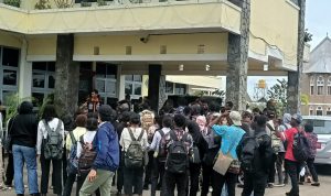 Para mahasiswa-mahasiswi seang nelakukan orasi di Gedung Rektorat Unmus Merauke – Surya Papua/Frans Kobun