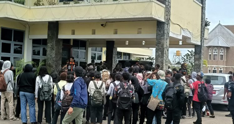 Para mahasiswa-mahasiswi seang nelakukan orasi di Gedung Rektorat Unmus Merauke – Surya Papua/Frans Kobun