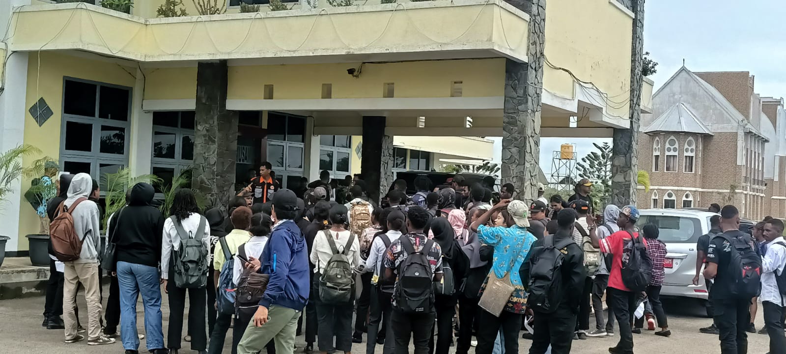Para mahasiswa-mahasiswi seang nelakukan orasi di Gedung Rektorat Unmus Merauke – Surya Papua/Frans Kobun