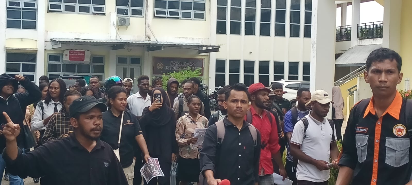 Seratusan mahasiswa sedang berjalan menuju ke rektorat untuk bertemu Rektor Unmus – Surya Papua/Frans Kobun