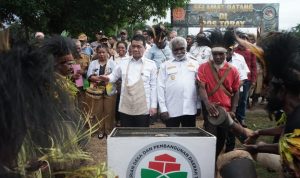 Peresmian lampu penerangan jalan di Kampung Torai, Distrik Sota, Kabupaten Merauke – Surya Papua/IST