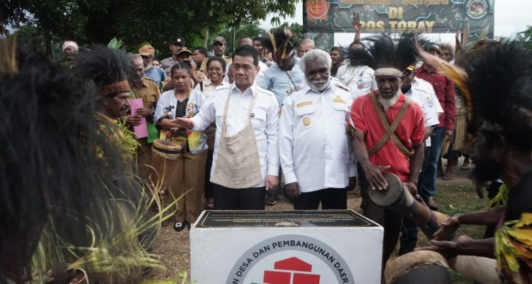 Peresmian lampu penerangan jalan di Kampung Torai, Distrik Sota, Kabupaten Merauke – Surya Papua/IST