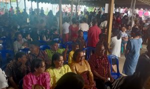 Seribuan umat yang memadati Gereja Santa Theresia Buti-Merauke dalam perayaan Minggu Paskah – Surya Papua/Frans Kobun