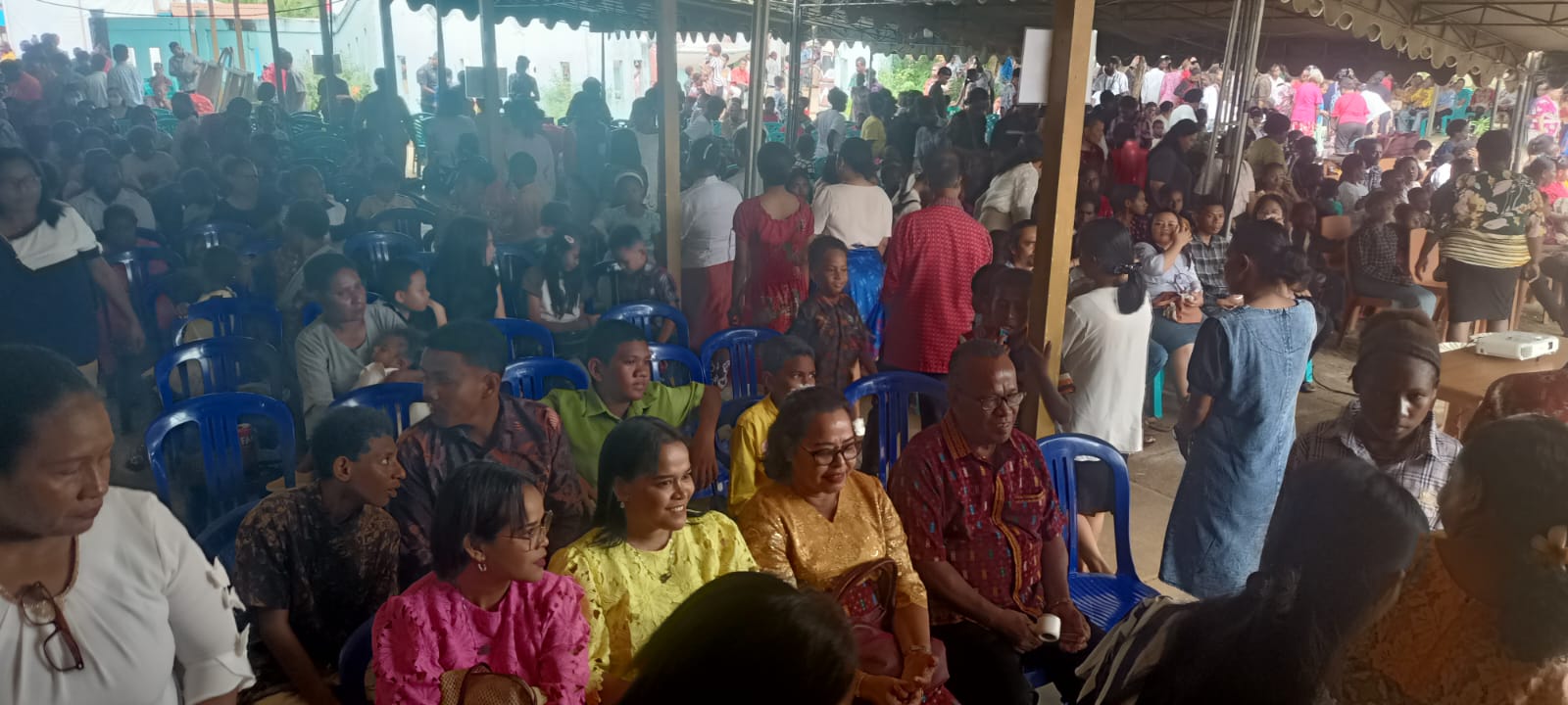 Seribuan umat yang memadati Gereja Santa Theresia Buti-Merauke dalam perayaan Minggu Paskah – Surya Papua/Frans Kobun