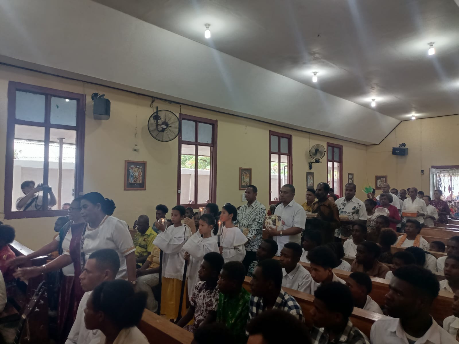 Persembahan yang diibawakan Gubernur Papua Selatan, Apolo Safanpo bersama umat serta sejumlah pejabat lain – Surya Papua/Frans Kobun