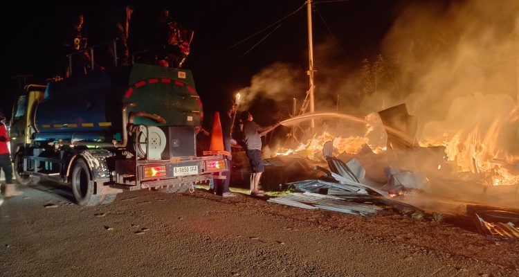 Kios kelontong milik salah seorang kontraktor ludes terbakar pada Sabtu, kemarin – Surya Papua/IST