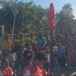 Ratusan umat yang mengikuti prosesi Jalan Salib di Gereja Santa Theresia Buti – Surya Papua/Frans Kobun