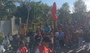 Ratusan umat yang mengikuti prosesi Jalan Salib di Gereja Santa Theresia Buti – Surya Papua/Frans Kobun