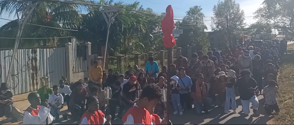 Ratusan umat yang mengikuti prosesi Jalan Salib di Gereja Santa Theresia Buti – Surya Papua/Frans Kobun