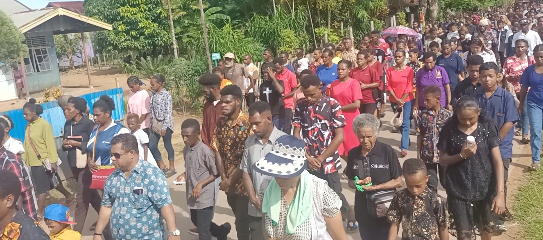 Umat sedang berlutut di salah satu perhentian pada Jalan Salib di Gereja Santa Theresia Buti – Surya Papua/Frans Kobun