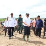 Dirjen Lahan dan Irigasi Kmentan RI, Hermanto didampingi Gubernur Papua Selatan, Apolo Safanpo meninjau lahan cetak sawah di Kampung Waninggap Kai – Surya Papua/IST