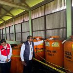 Kasubdit IV Tipidter Polda Papua, Kompol Agus Ferinando Pombos beesama anggota sedang melihat profil tank pengisian BBM bersubsidi di gudang UPJA Kampung Amun Kay – Surya Papua/IST