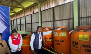 Kasubdit IV Tipidter Polda Papua, Kompol Agus Ferinando Pombos beesama anggota sedang melihat profil tank pengisian BBM bersubsidi di gudang UPJA Kampung Amun Kay – Surya Papua/IST