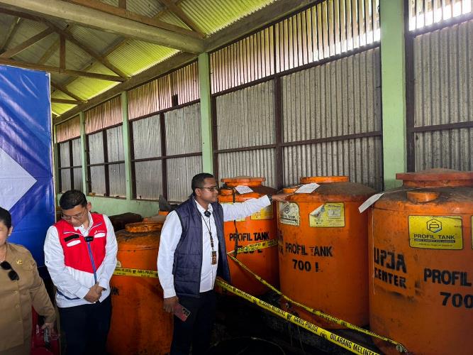 Kasubdit IV Tipidter Polda Papua, Kompol Agus Ferinando Pombos beesama anggota sedang melihat profil tank pengisian BBM bersubsidi di gudang UPJA Kampung Amun Kay – Surya Papua/IST