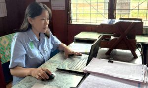 Staf Humas TSE Group sedang menyelesaikan tugas-tugas kantor – Surya Papua/IST