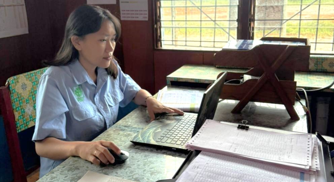 Staf Humas TSE Group sedang menyelesaikan tugas-tugas kantor – Surya Papua/IST