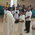 Pastor Simon Petrus Matruty sedang bersalaman dengan Yuliana di depan altar – Surya Papua/Frans Kobun