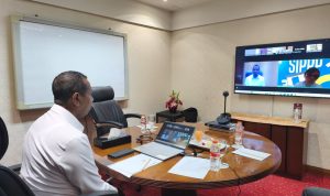 zom-- Gubernur Papua Selatan, Apolo Safanpo sedang melakukan zoom meeting bersama OPD – Surya Papua/IST