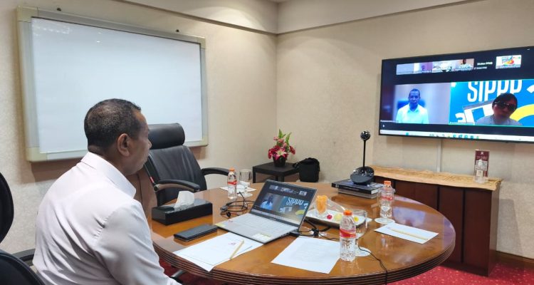 Gubernur Papua Selatan, Apolo Safanpo sedang melakukan zoom meeting bersama OPD – Surya Papua/IST