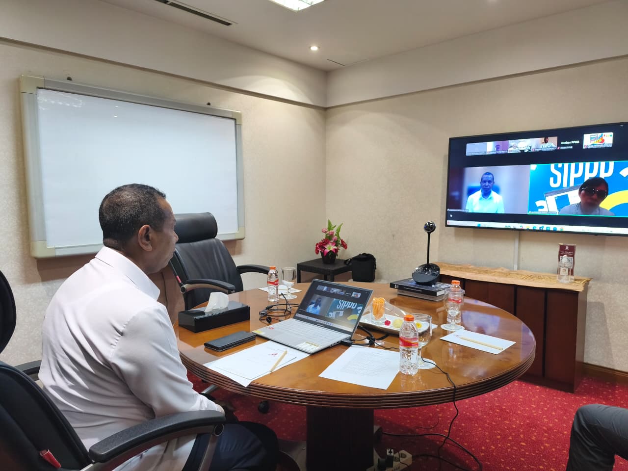 Gubernur Papua Selatan, Apolo Safanpo sedang melakukan zoom meeting bersama OPD – Surya Papua/IST
