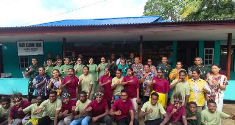 Foto bersama pemilik dan pengelola Panti Asuhan Abba Merauke usai peresmian – Surya Papua/IST