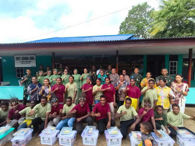 Foto bersama pemilik dan pengelola Panti Asuhan Abba Merauke usai peresmian – Surya Papua/IST