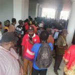 Ratusan masyarakat Kimaam saat berada di Kantor DPRD Merauke – Surya Papua/Frans Kobun