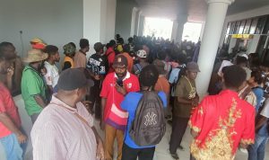 Ratusan masyarakat Kimaam saat berada di Kantor DPRD Merauke – Surya Papua/Frans Kobun