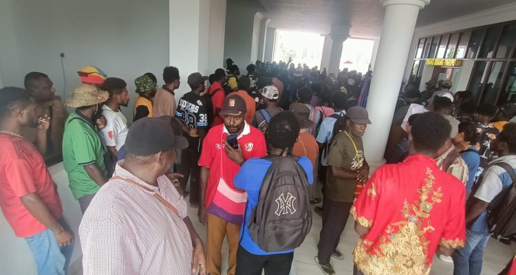 Ratusan masyarakat Kimaam saat berada di Kantor DPRD Merauke – Surya Papua/Frans Kobun