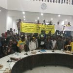 Pembacaan pernyataan sikap usai audiens di Kantor DPRD Merauke tadi siang – Surya Papua/Frans Kobun