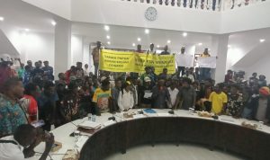 Pembacaan pernyataan sikap usai audiens di Kantor DPRD Merauke tadi siang – Surya Papua/Frans Kobun