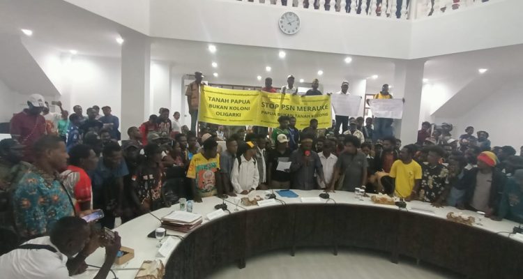 Pembacaan pernyataan sikap usai audiens di Kantor DPRD Merauke tadi siang – Surya Papua/Frans Kobun