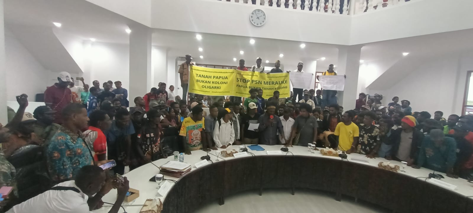 Pembacaan pernyataan sikap usai audiens di Kantor DPRD Merauke tadi siang – Surya Papua/Frans Kobun
