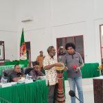 Tifa sedang ditoki sebelum audiens dilangsungkan di ruangan rapat DPRD Merauke – Surya Papua/Frans Kobun