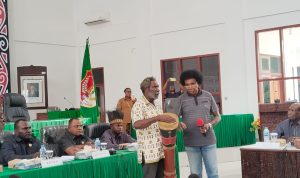 Tifa sedang ditoki sebelum audiens dilangsungkan di ruangan rapat DPRD Merauke – Surya Papua/Frans Kobun
