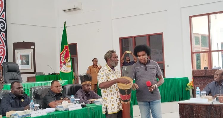 Tifa sedang ditoki sebelum audiens dilangsungkan di ruangan rapat DPRD Merauke – Surya Papua/Frans Kobun
