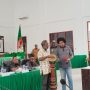 Tifa sedang ditoki sebelum audiens dilangsungkan di ruangan rapat DPRD Merauke – Surya Papua/Frans Kobun