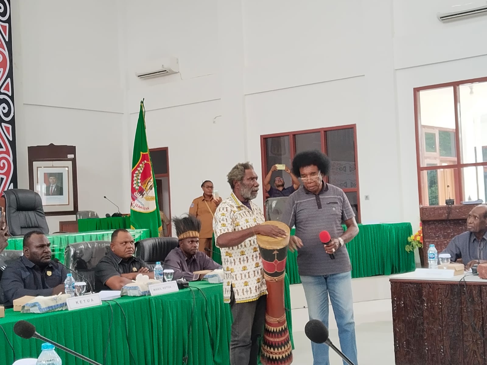 Tifa sedang ditoki sebelum audiens dilangsungkan di ruangan rapat DPRD Merauke – Surya Papua/Frans Kobun
