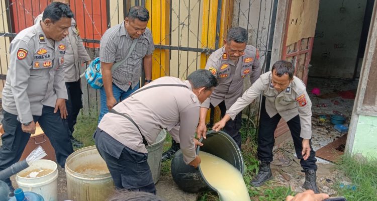 Penggerebekan lokasi pembuatan sopi di Jalan Irian Bakti-Merauke tadi pagi – Surya Papua/IST
