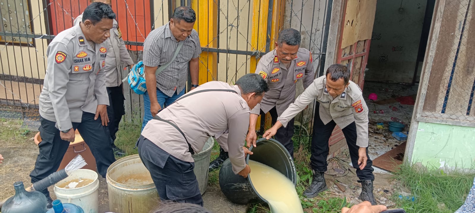 Penggerebekan lokasi pembuatan sopi di Jalan Irian Bakti-Merauke tadi pagi – Surya Papua/IST