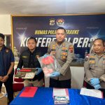 Kapolres Merauke, AKBP Leonardo Yoga bersama Kasatreskrim menunjuk barang bukti – Surya Papua/IST